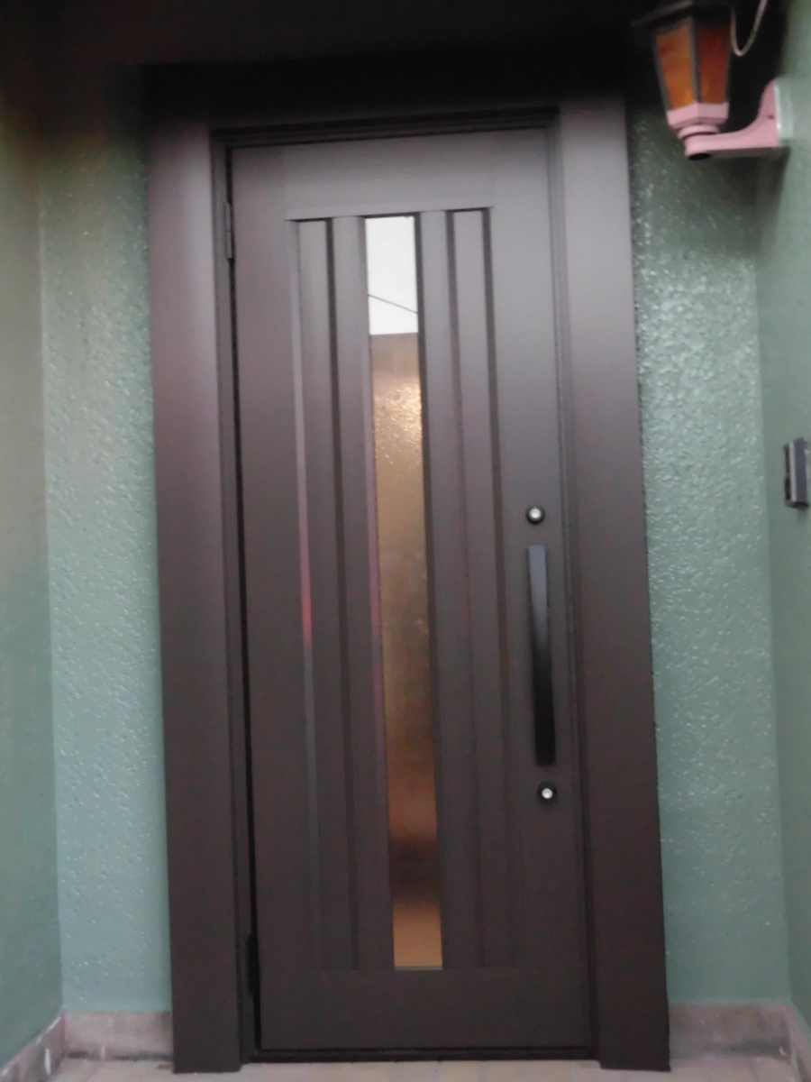 イズミ 日立店の玄関ドア入替工事の施工後の写真1