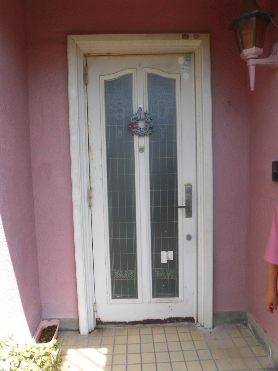 イズミ 日立店の玄関ドア入替工事の施工前の写真1