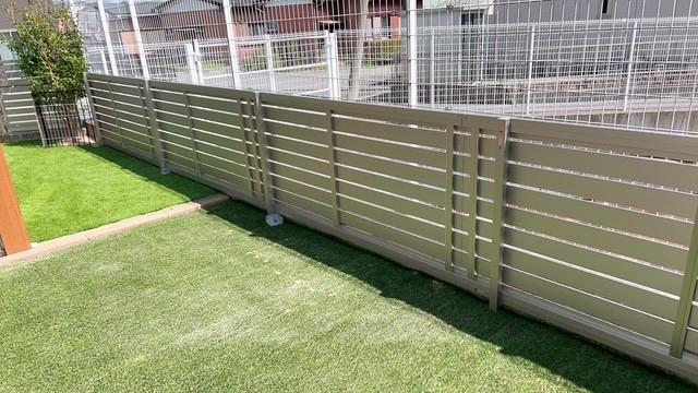 MIYAKOの目隠しフェンス＆人工芝の延長・敷設工事でわんちゃんがのびのび遊べるお庭へ🐶🐾の施工後の写真2