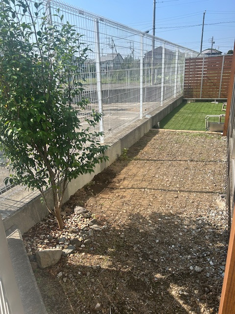 MIYAKOの目隠しフェンス＆人工芝の延長・敷設工事でわんちゃんがのびのび遊べるお庭へ🐶🐾の施工前の写真1