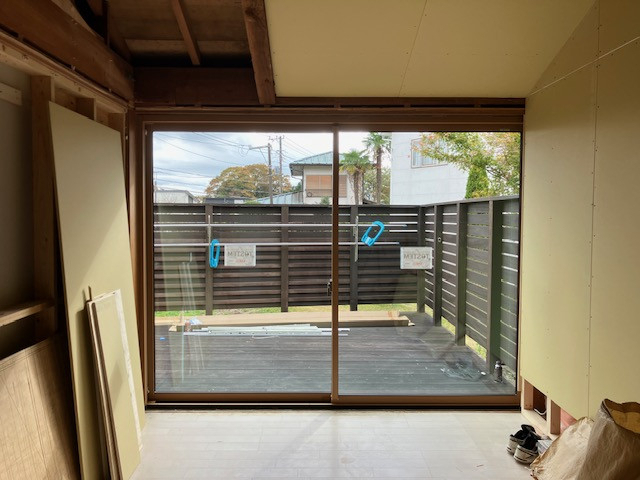 MIYAKOの結露・寒さをまとめて解消！ 4枚窓から2枚窓へ、明るく開放的な断熱窓リフォームの施工後の写真1