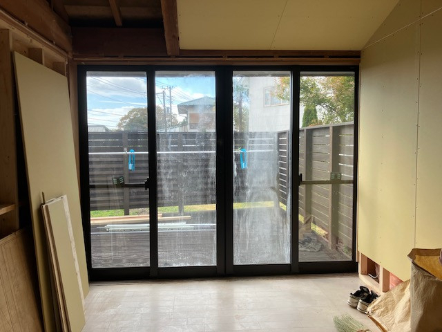 MIYAKOの結露・寒さをまとめて解消！ 4枚窓から2枚窓へ、明るく開放的な断熱窓リフォームの施工前の写真1