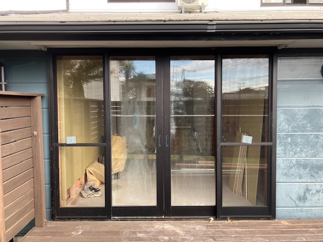 MIYAKOの結露・寒さをまとめて解消！ 4枚窓から2枚窓へ、明るく開放的な断熱窓リフォームの施工前の写真2