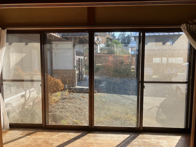 MIYAKOの縁側に内窓を設置して、寒さと結露をしっかり対策！の施工前の写真1