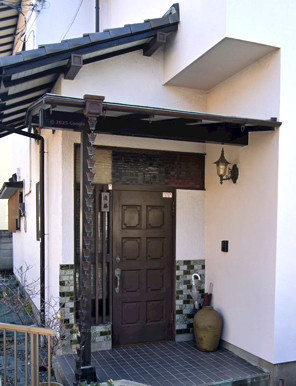 MIYAKOの鍵のトラブルからはじまった“大変身”～将来を見据えたやさしい玄関へ～の施工前の写真1