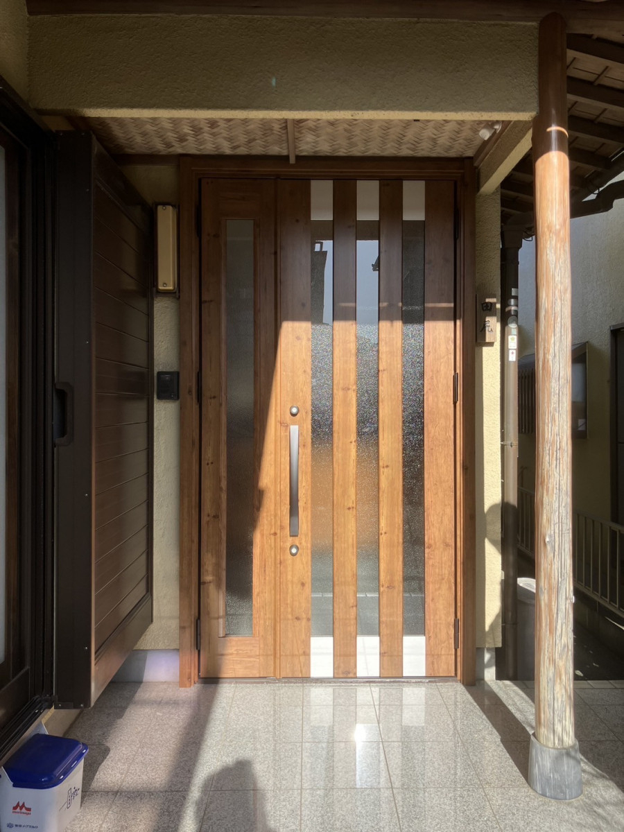 MIYAKOの木製玄関ドアをカバー工法で一新。デザインそのままに防犯性アップ！の施工後の写真1