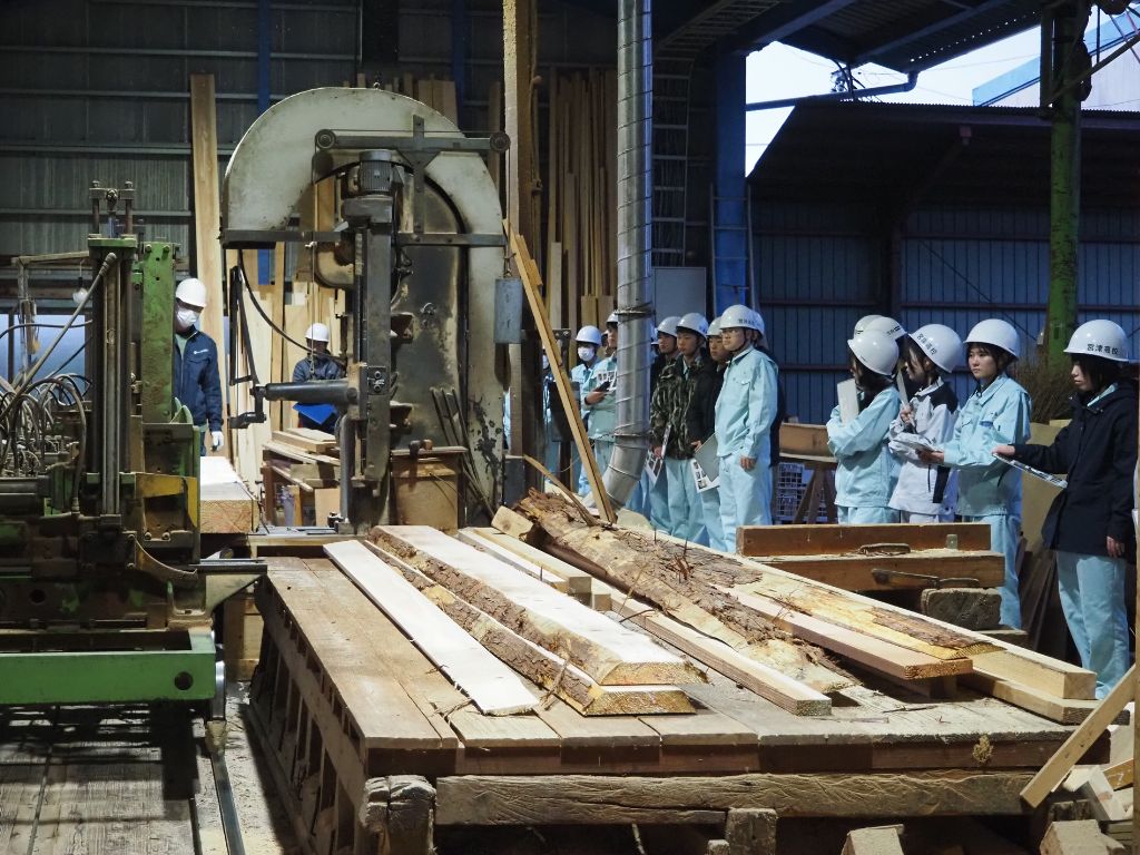 宮津天橋高校 建築科の1年生が製材所の見学に来られました! 高岡建材 天橋立店のブログ 写真2