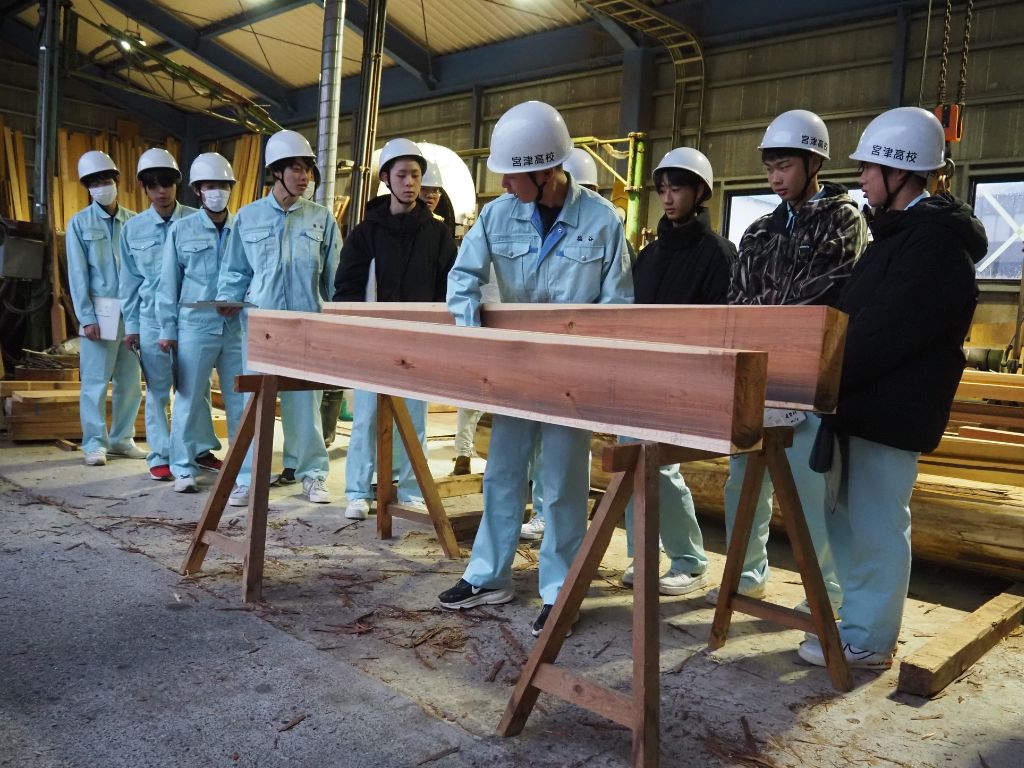 宮津天橋高校 建築科の1年生が製材所の見学に来られました! 高岡建材 天橋立店のブログ 写真5