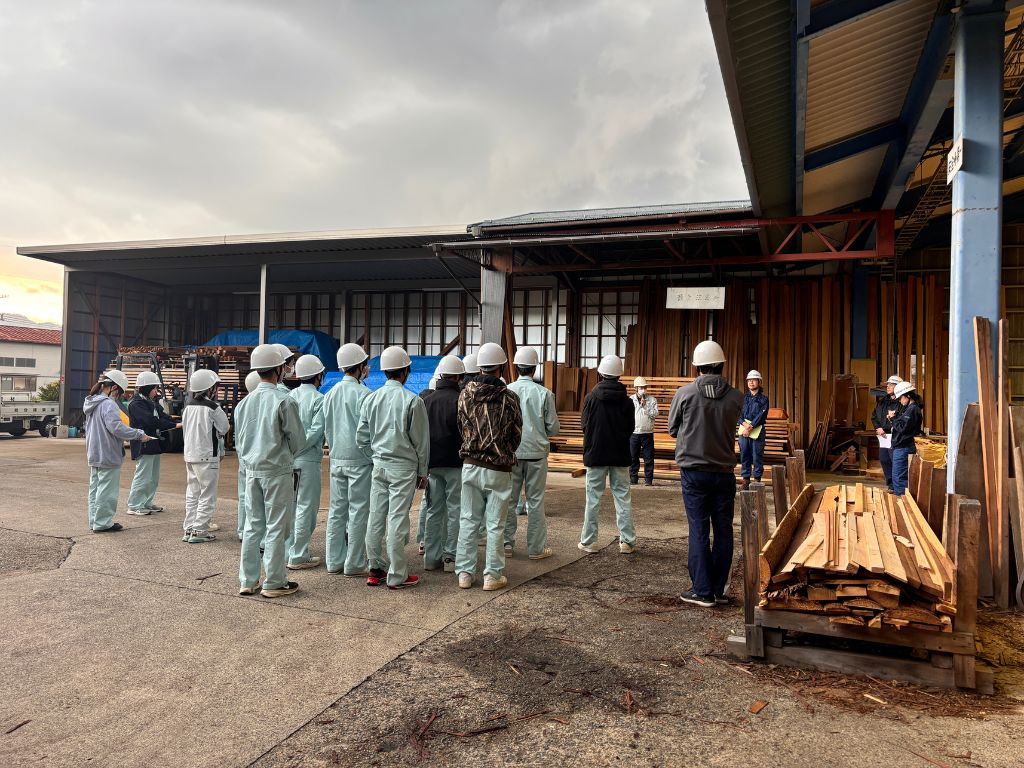 宮津天橋高校 建築科の1年生が製材所の見学に来られました! 高岡建材 天橋立店のブログ 写真1