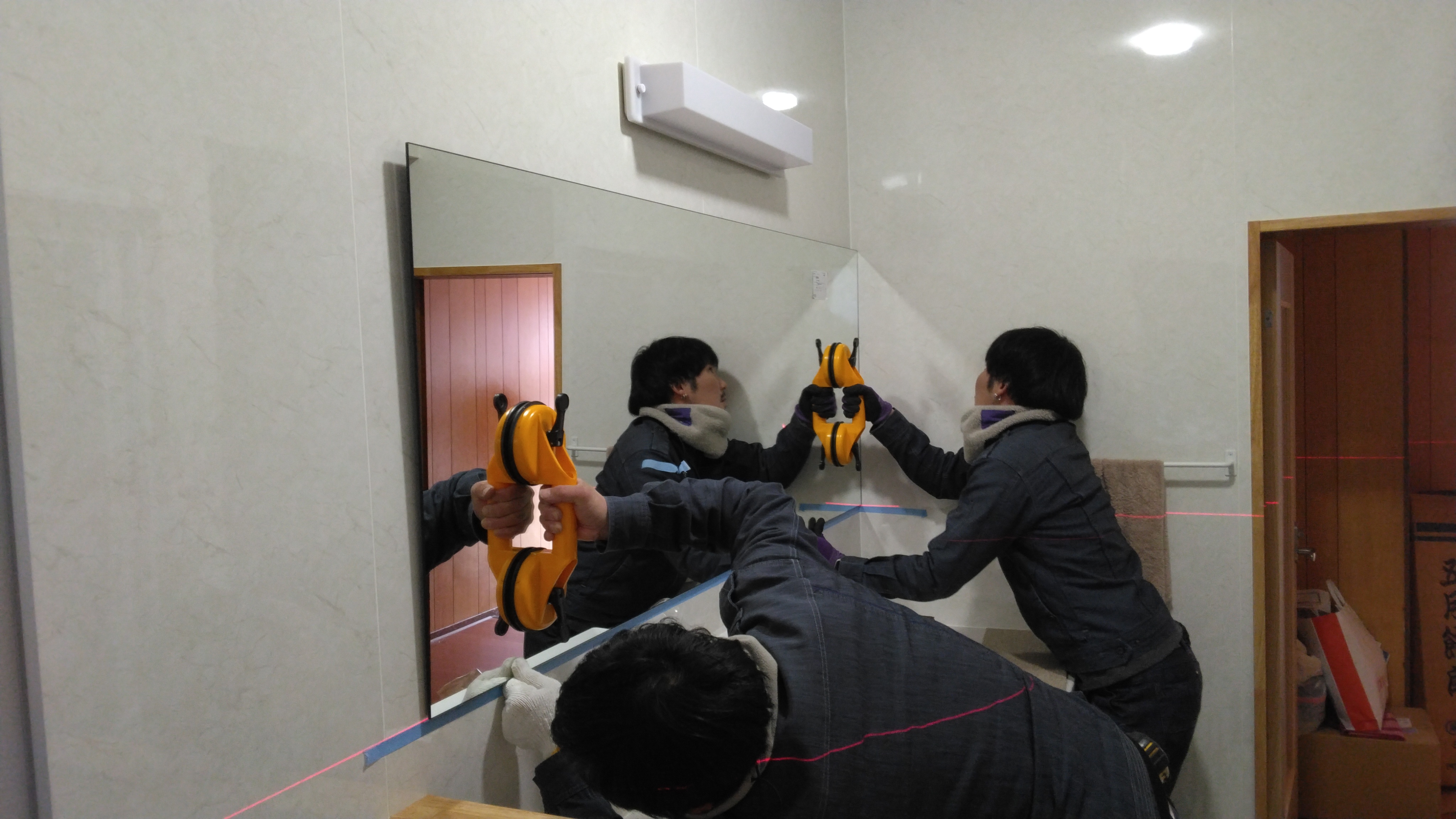 鏡取り付け工事の様子👷✨ 高岡建材 天橋立店のブログ 写真2