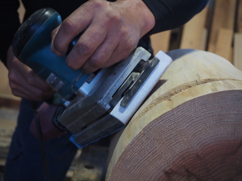 杉の丸太椅子作製の様子🌳👷 高岡建材 天橋立店のブログ 写真1