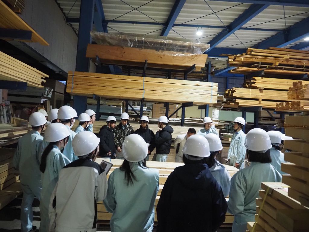 宮津天橋高校 建築科の1年生が製材所の見学に来られました! 高岡建材 天橋立店のブログ 写真7