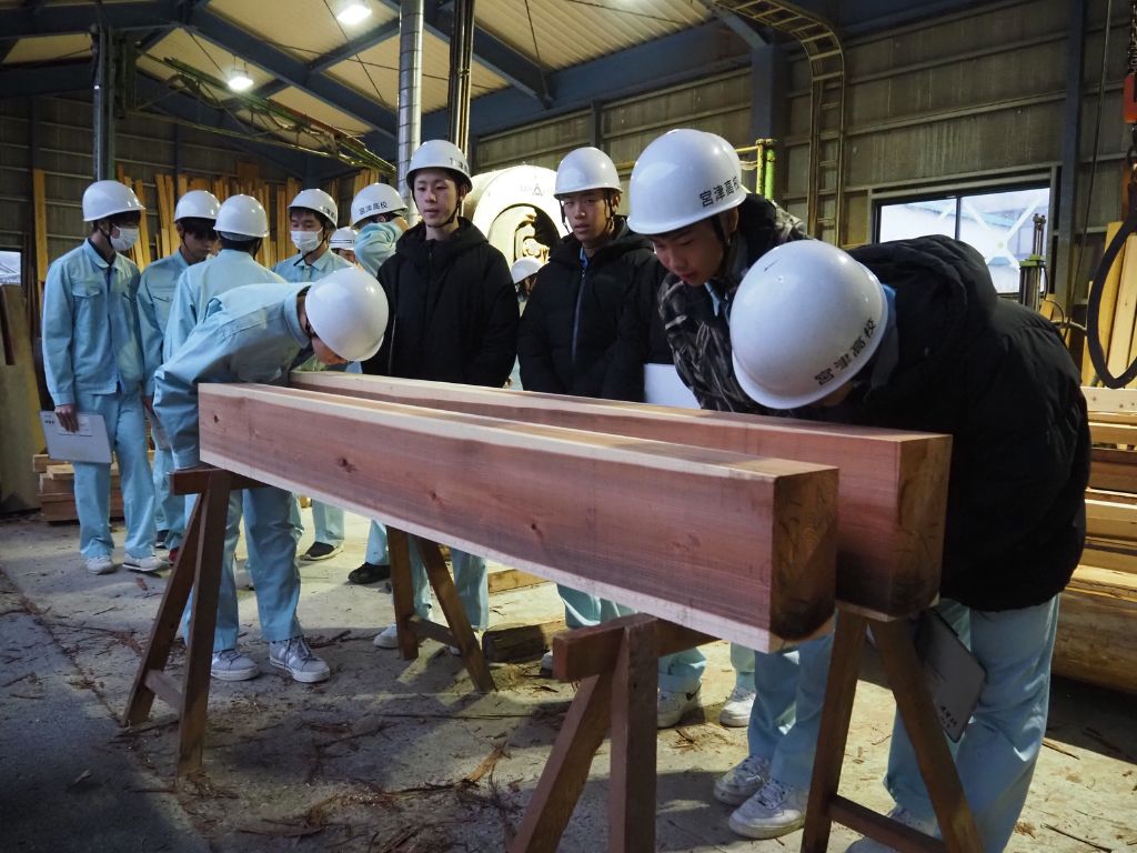 宮津天橋高校 建築科の1年生が製材所の見学に来られました! 高岡建材 天橋立店のブログ 写真6