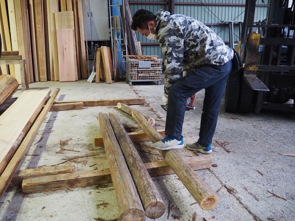 丸太杭製材の様子 高岡建材 天橋立店のブログ 写真1
