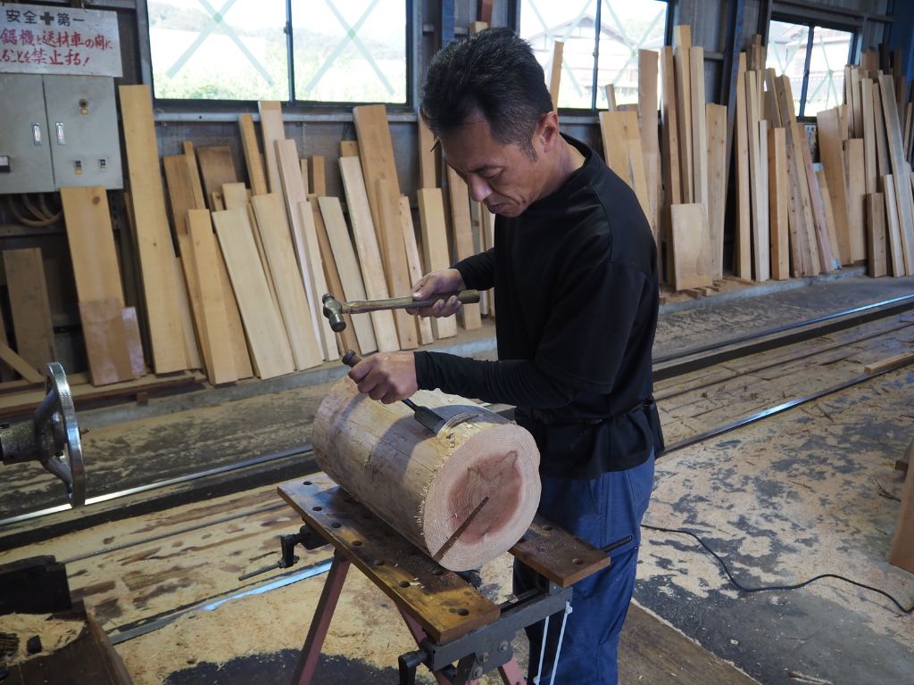 杉の丸太椅子作製の様子🌳👷 高岡建材 天橋立店のブログ 写真2