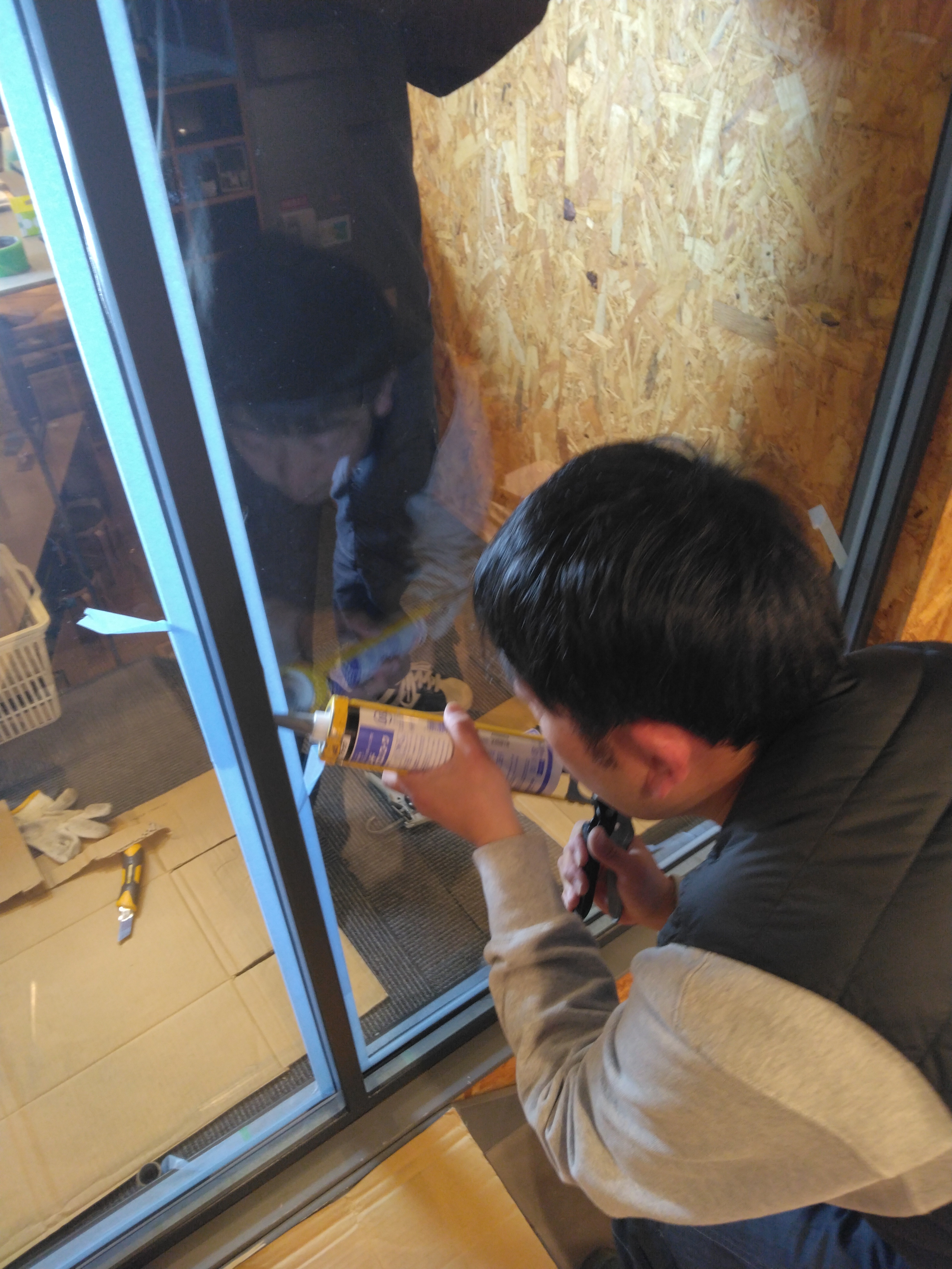ガラスパーテーション施工の様子👷 高岡建材 天橋立店のブログ 写真1