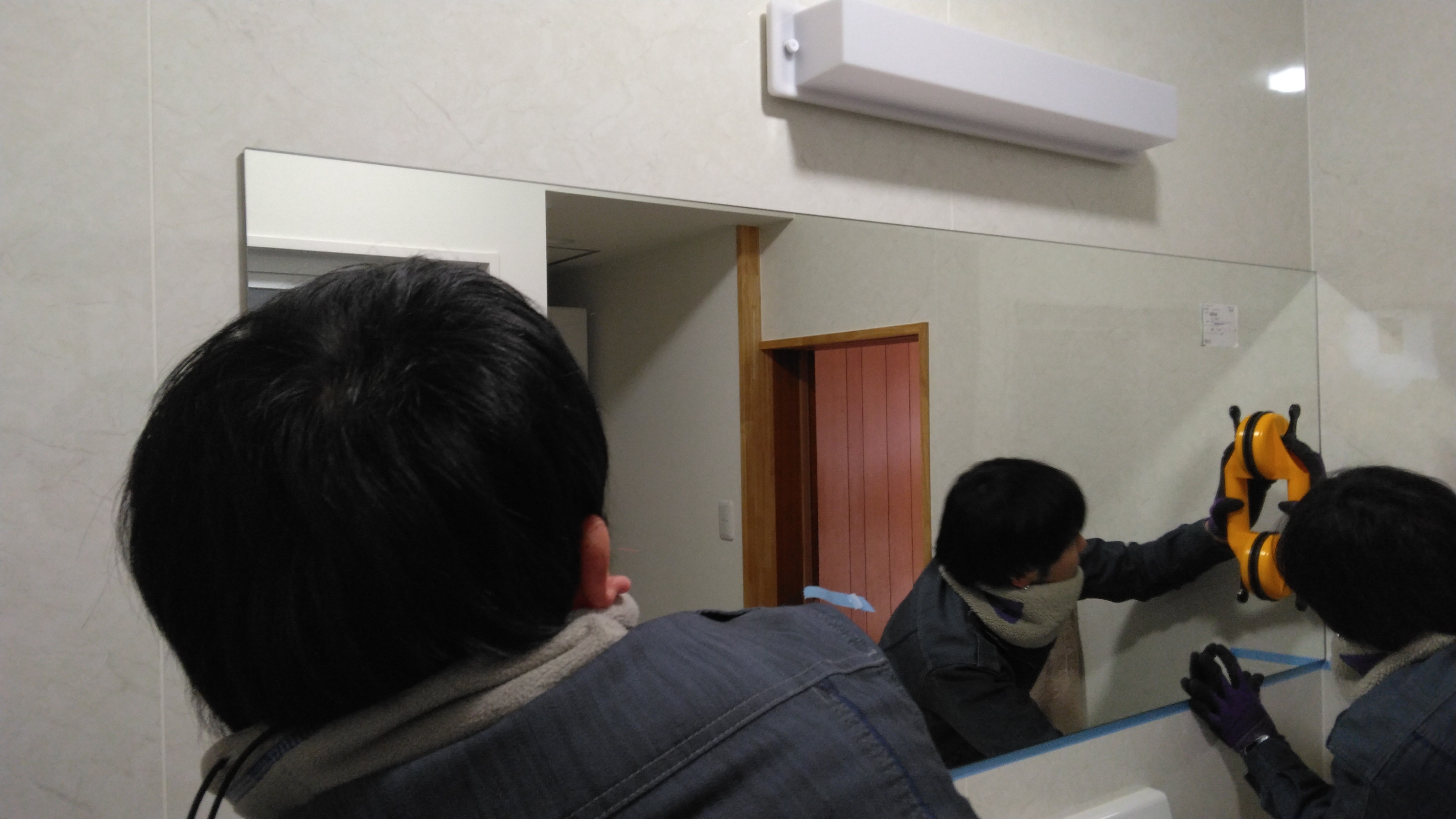 鏡取り付け工事の様子👷✨ 高岡建材 天橋立店のブログ 写真3