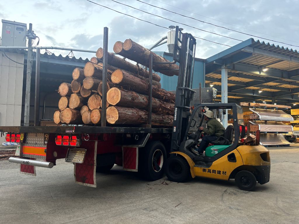 丸太が入荷致しました🌳 高岡建材 天橋立店のブログ 写真1