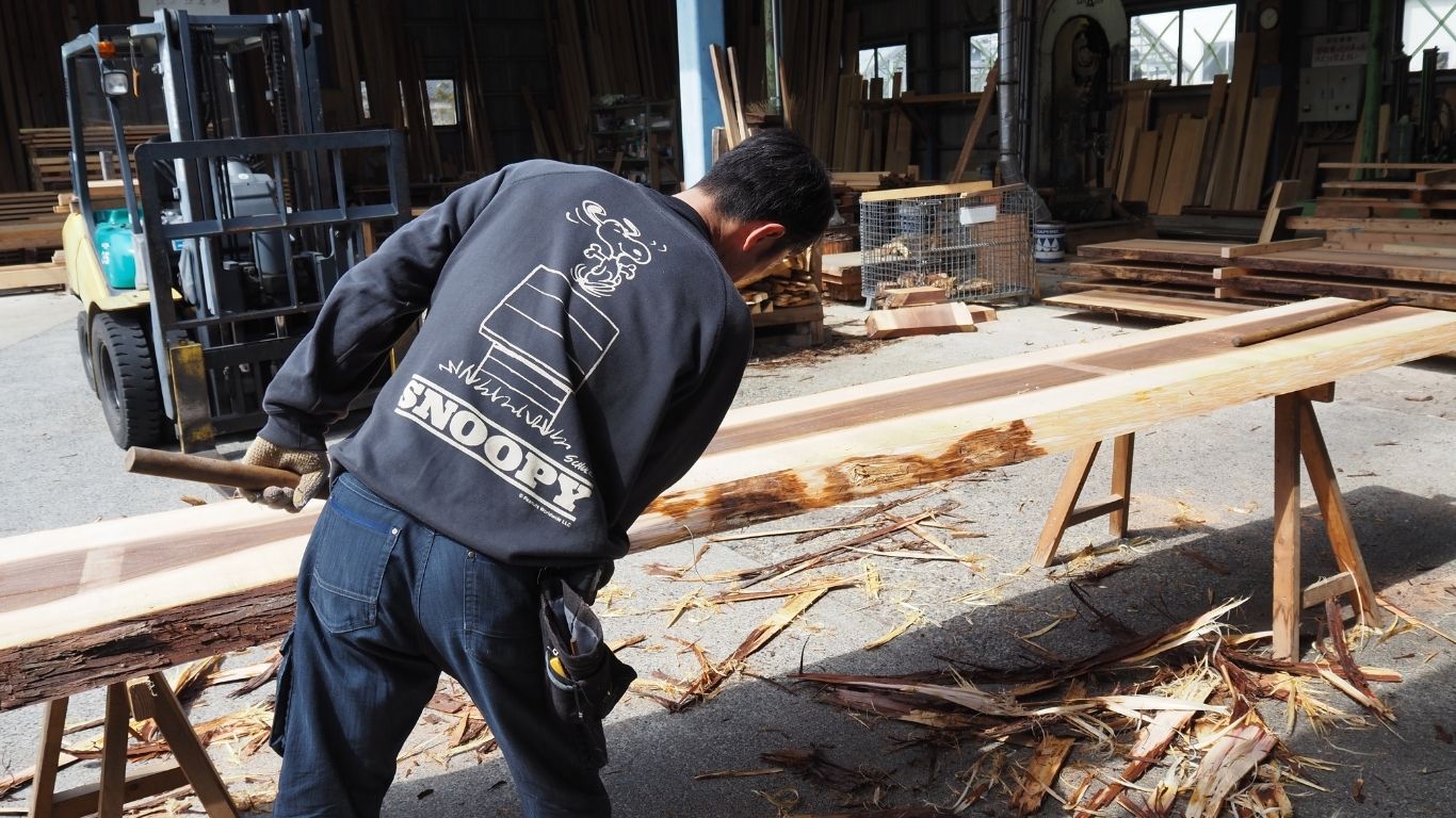 皮むきの様子🌳 高岡建材 天橋立店のブログ 写真2