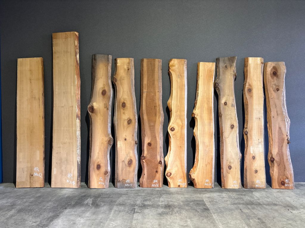 桧の一枚板、勢ぞろい🌳✨ 高岡建材 天橋立店のブログ 写真1