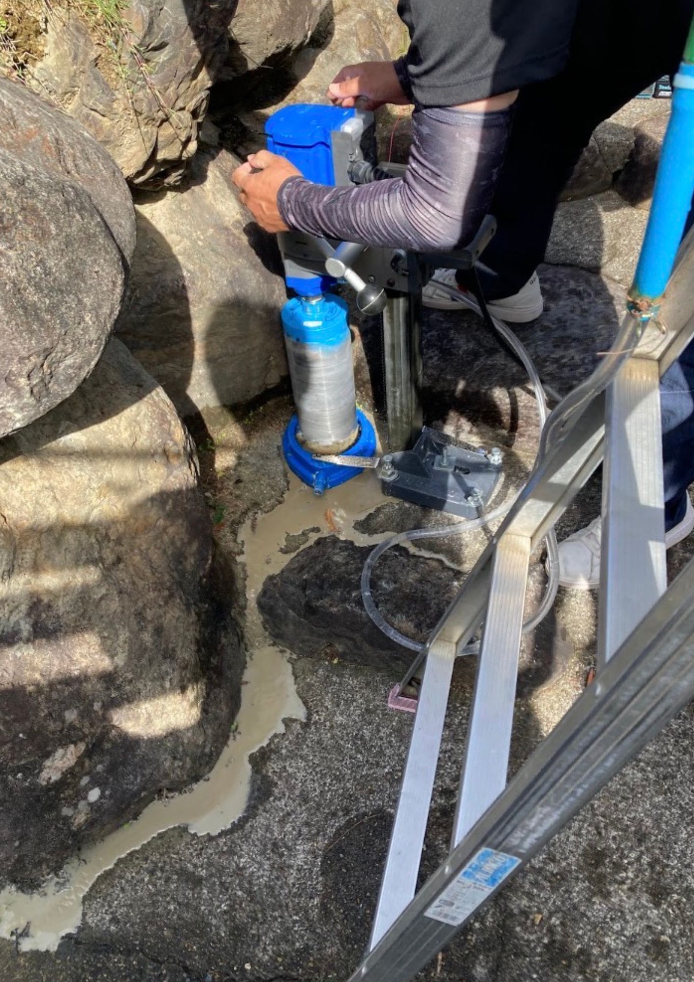 階段手すり取り付けの様子👷 高岡建材 天橋立店のブログ 写真1