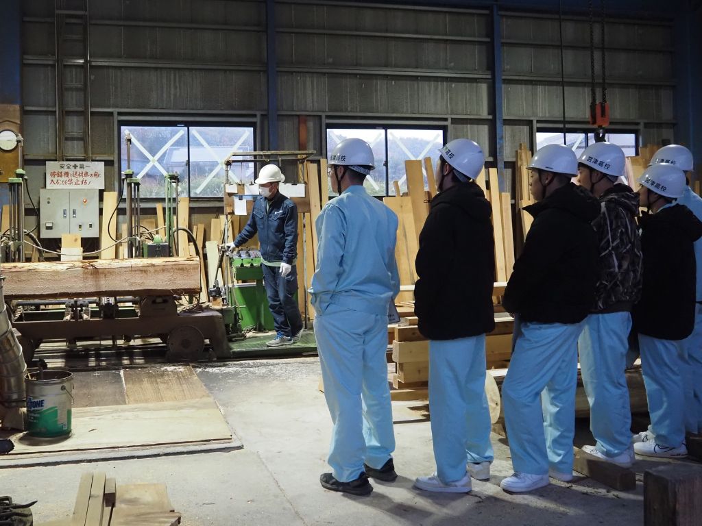 宮津天橋高校 建築科の1年生が製材所の見学に来られました! 高岡建材 天橋立店のブログ 写真3