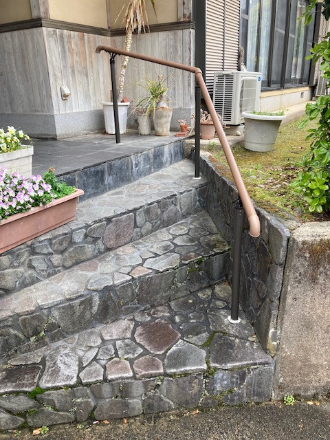 高岡建材 天橋立店の【危険回避⚠で安心安全な住まいへ🍀】階段手すり設置工事の施工後の写真1