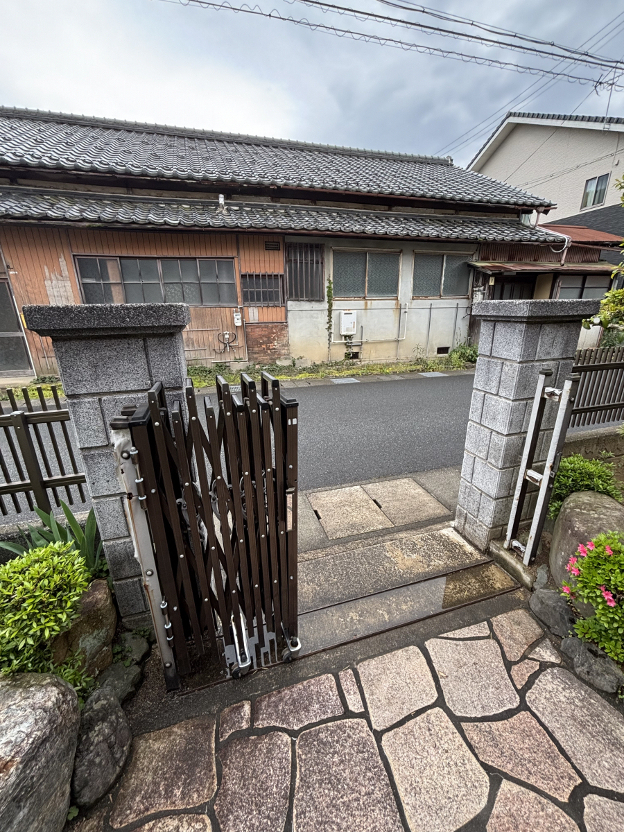 高岡建材 天橋立店の【住まいへの大切な入り口✨】門扉の取り替え工事の施工前の写真2