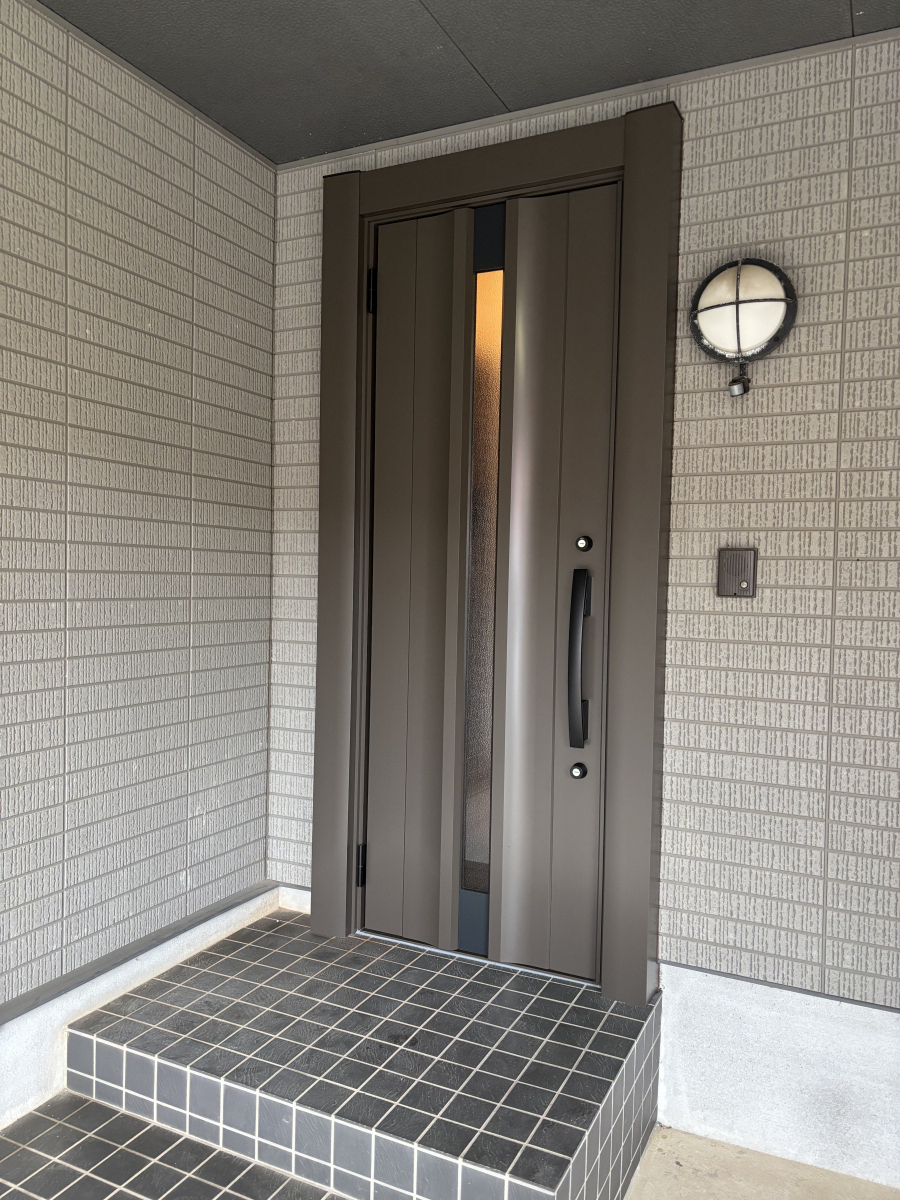 高岡建材 天橋立店の【毎日の外出が快適に✨】玄関ドア取り替え工事の施工後の写真1