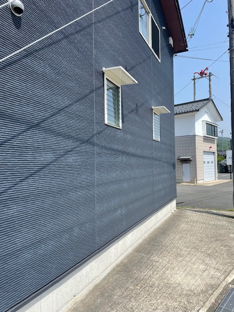 高岡建材 天橋立店の【雨や日差しをスタイリッシュに遮る!🌞☔】庇取り付け工事の施工後の写真1