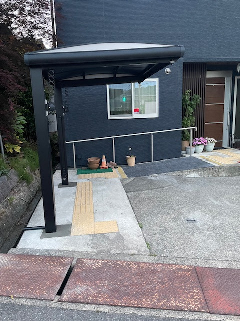 高岡建材 天橋立店の【屋根付き自転車置き場🚴】サイクルポート設置工事の施工後の写真1