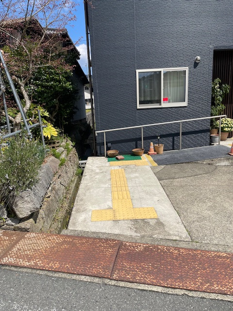 高岡建材 天橋立店の【屋根付き自転車置き場🚴】サイクルポート設置工事の施工前の写真1