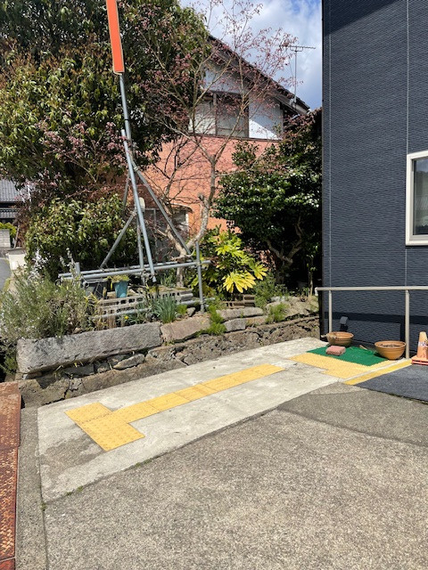 高岡建材 天橋立店の【屋根付き自転車置き場🚴】サイクルポート設置工事の施工前の写真2