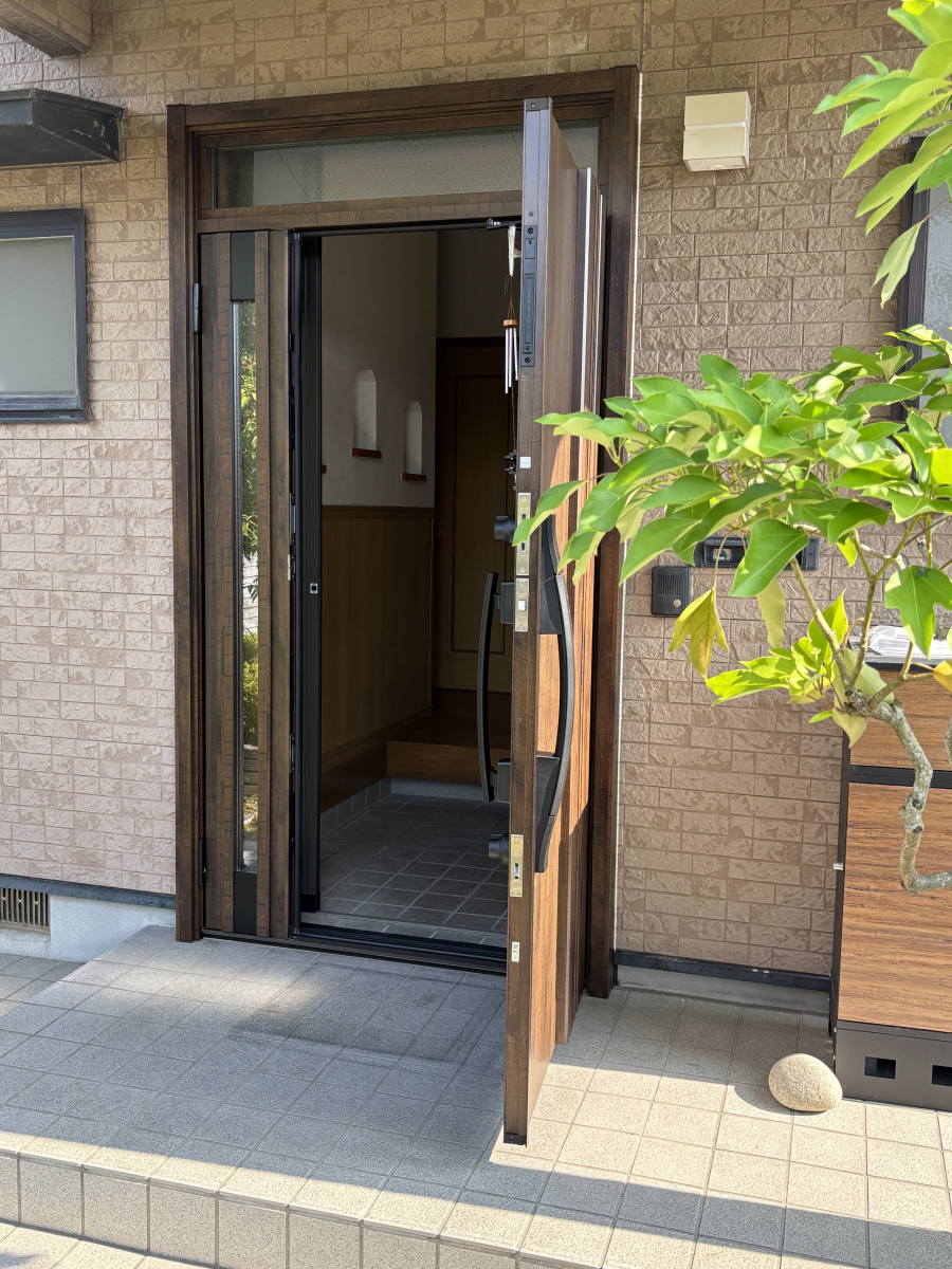 高岡建材 天橋立店の【1日で完了!スピード施工✨】玄関ドア取り替え工事の施工後の写真2