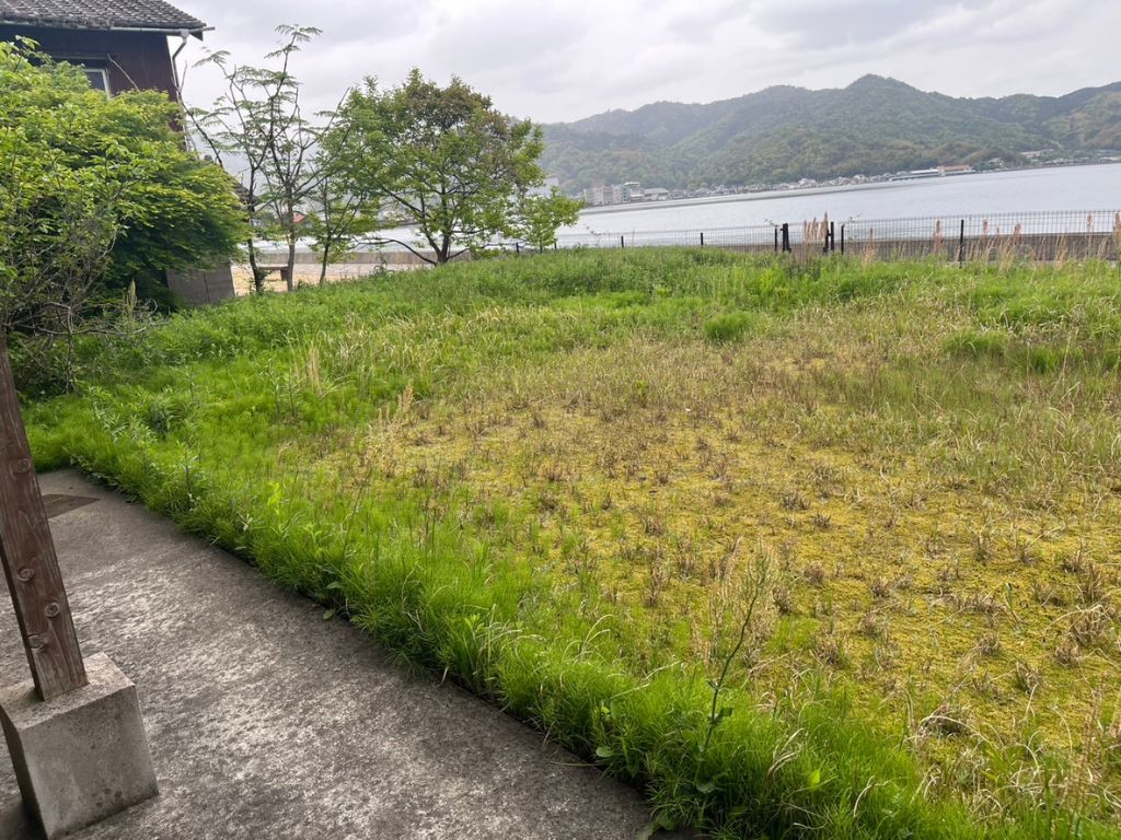 高岡建材 天橋立店の【海の見える快適空間へ✨🍃🌊】人工芝施工の施工前の写真1