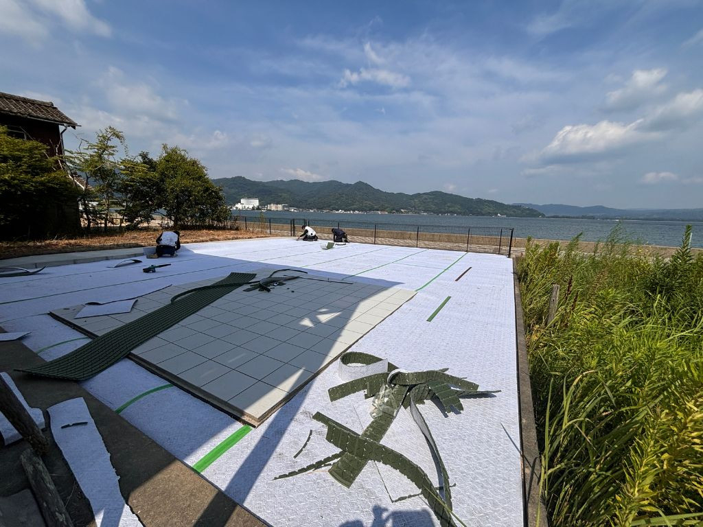 高岡建材 天橋立店の【海の見える快適空間へ✨🍃🌊】人工芝施工の施工前の写真2