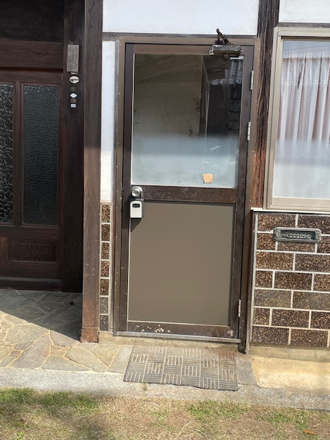高岡建材 天橋立店の【割れにくく安全なドアに✨】ガラス割れ替えの施工後の写真1