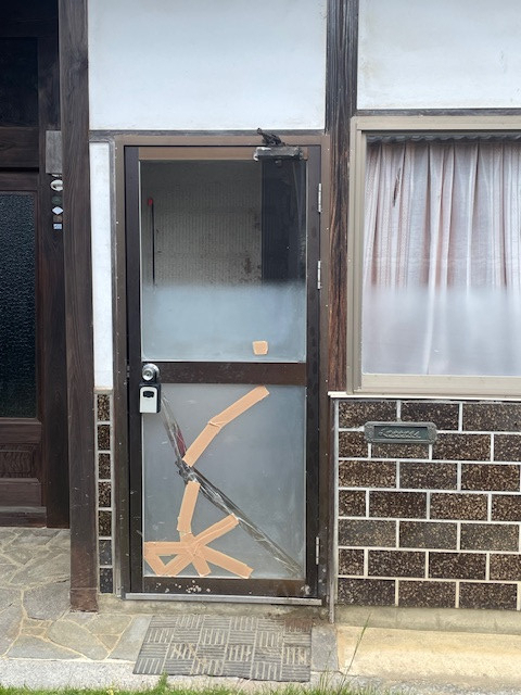 高岡建材 天橋立店の【割れにくく安全なドアに✨】ガラス割れ替えの施工前の写真1