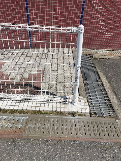 高岡建材 天橋立店の【気になるところだけ交換!】フェンス柱取り替え工事の施工前の写真1