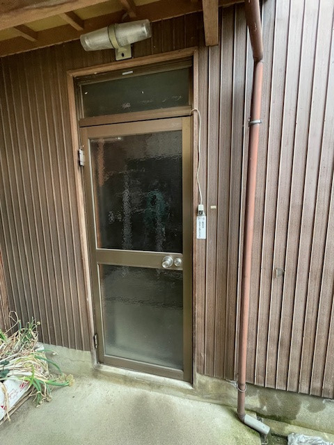 高岡建材 天橋立店の【防犯対策にも🔥】勝手口ドア取り替え工事の施工前の写真1