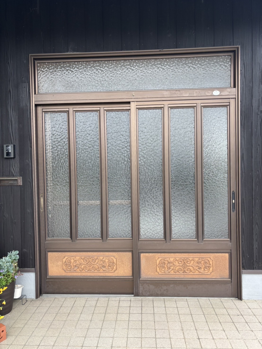 高岡建材 天橋立店の【外観イメージチェンジ✨🚪】玄関引き戸取り替え工事の施工前の写真1