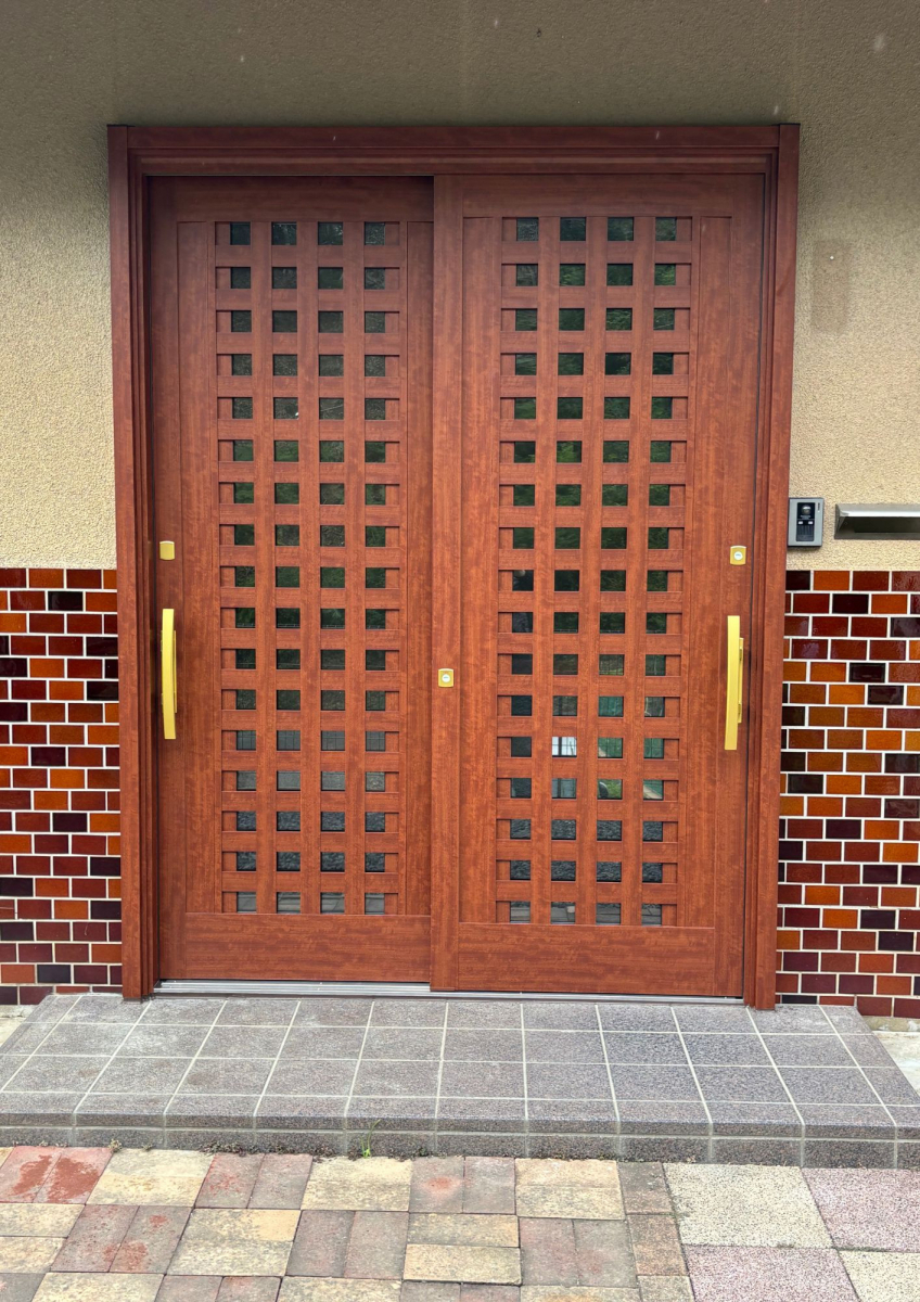 高岡建材 天橋立店の【1dayリフォームで住まいのイメチェン✨】玄関引き戸取り替え工事の施工後の写真1