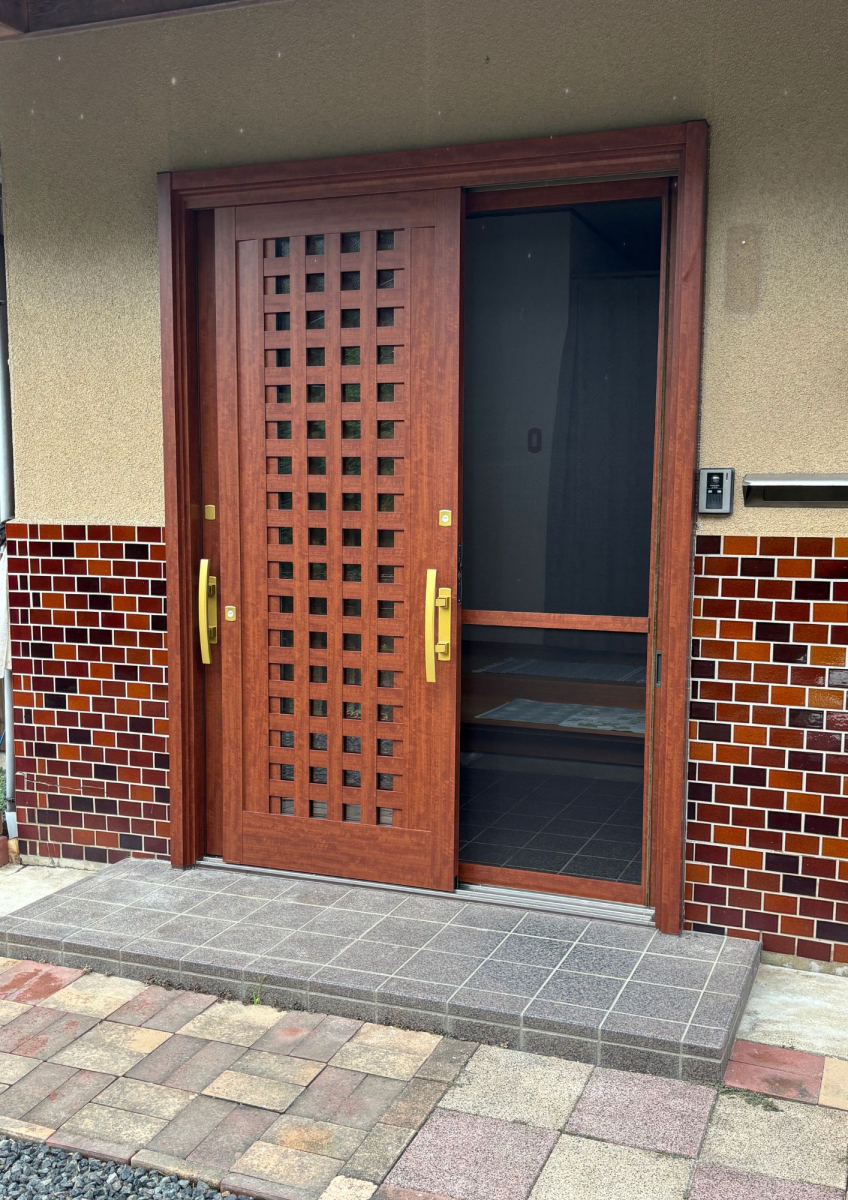 高岡建材 天橋立店の【1dayリフォームで住まいのイメチェン✨】玄関引き戸取り替え工事の施工後の写真2