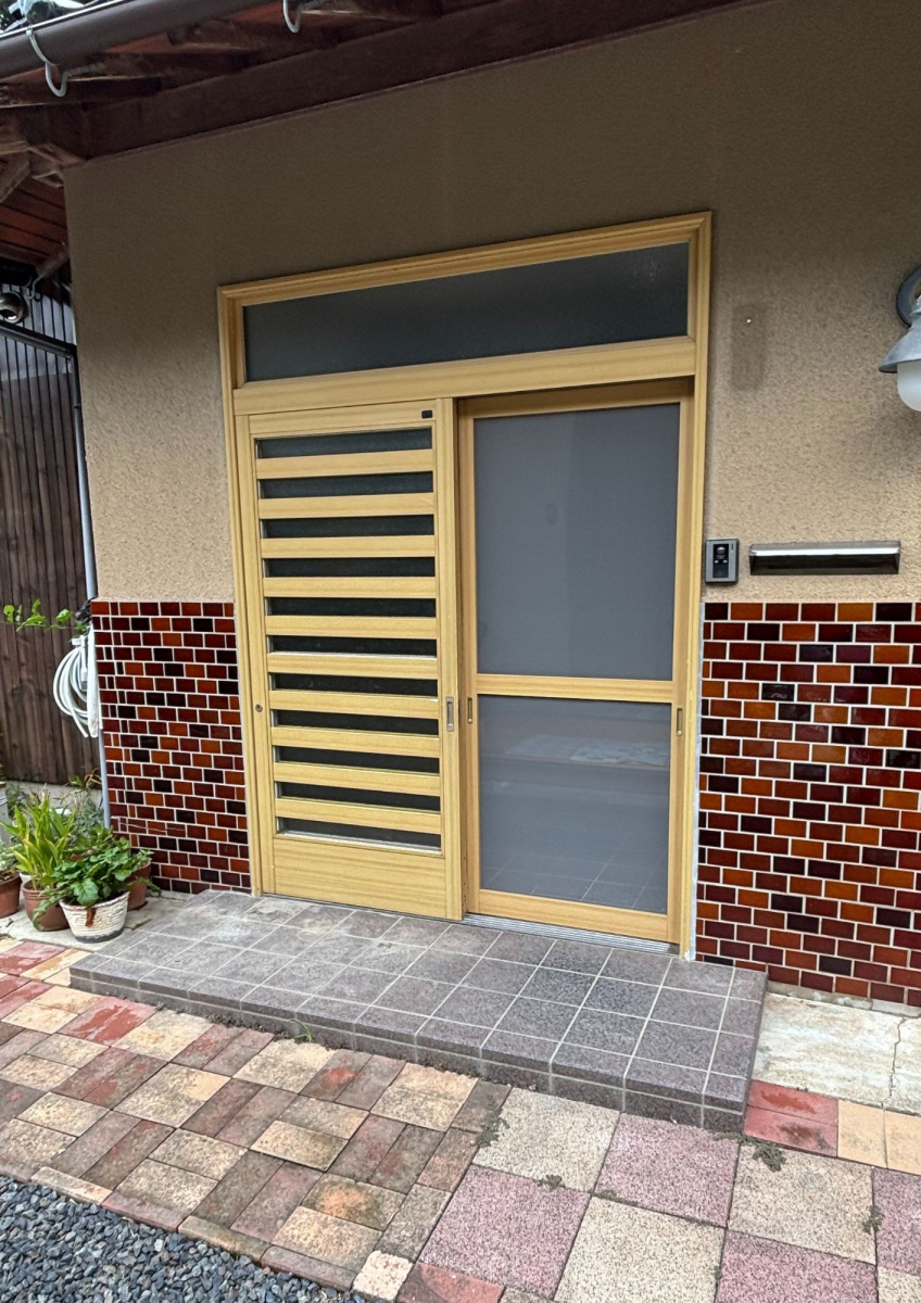 高岡建材 天橋立店の【1dayリフォームで住まいのイメチェン✨】玄関引き戸取り替え工事の施工前の写真2