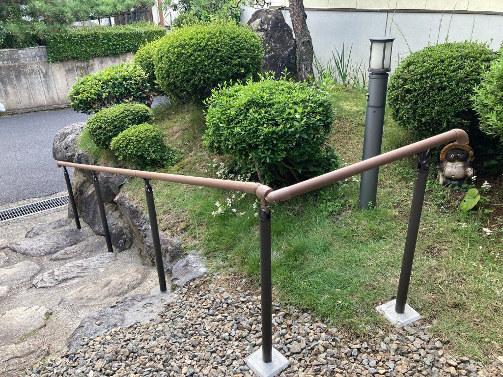 高岡建材 天橋立店の【コンクリートの地面にも取り付け可能です👷】階段手すり取り付け工事の施工後の写真1