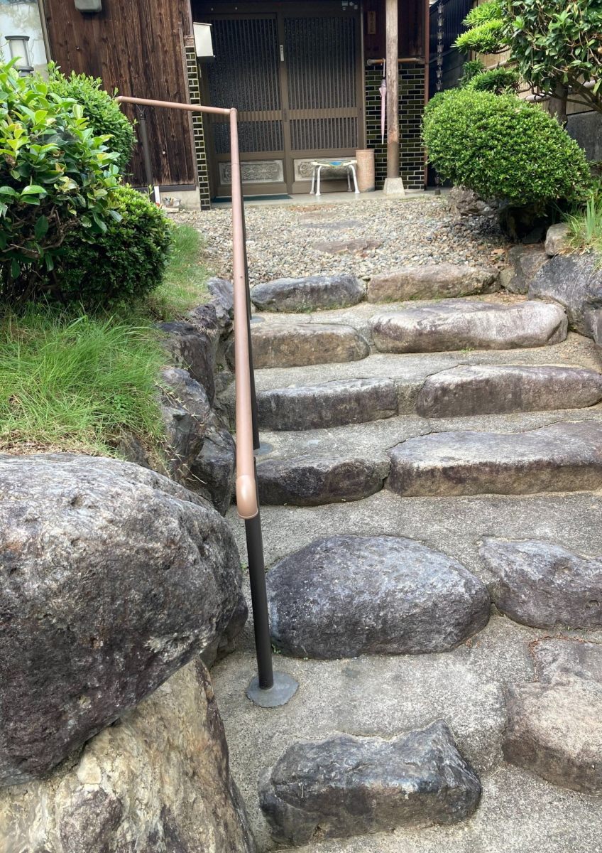 高岡建材 天橋立店の【コンクリートの地面にも取り付け可能です👷】階段手すり取り付け工事の施工後の写真3