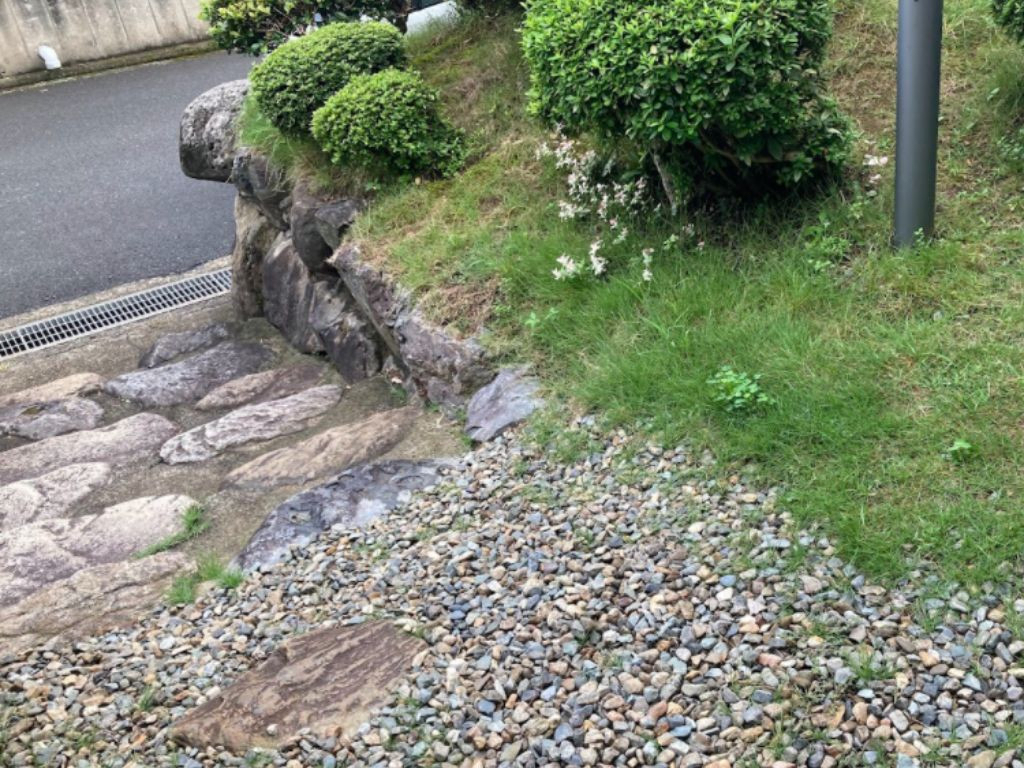 高岡建材 天橋立店の【コンクリートの地面にも取り付け可能です👷】階段手すり取り付け工事の施工前の写真1