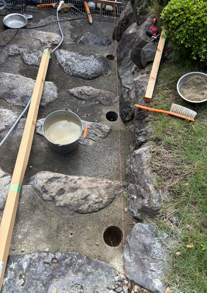 高岡建材 天橋立店の【コンクリートの地面にも取り付け可能です👷】階段手すり取り付け工事の施工前の写真2