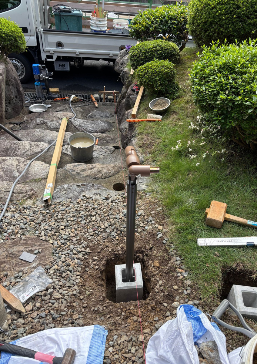 高岡建材 天橋立店の【コンクリートの地面にも取り付け可能です👷】階段手すり取り付け工事の施工前の写真3