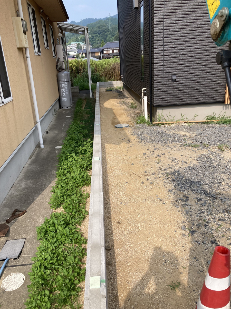 高岡建材 天橋立店の【お庭もプライベートな空間へ✨】フェンス設置工事の施工前の写真1